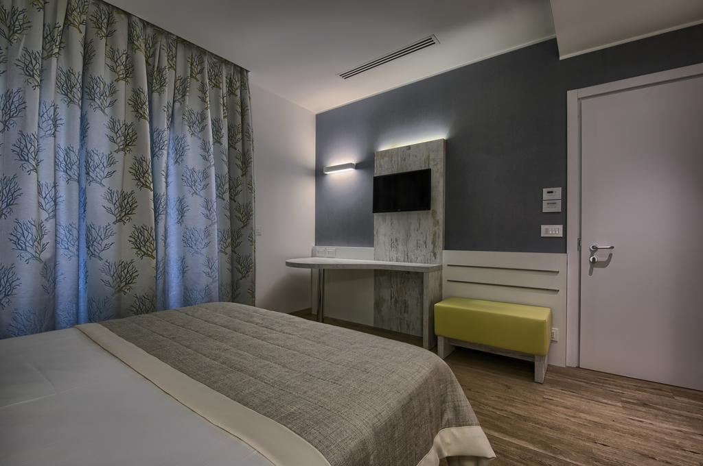 Gabbiano Hotel Чивитанова-Марке Экстерьер фото