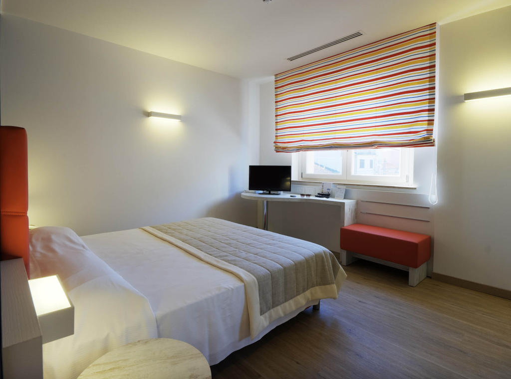 Gabbiano Hotel Чивитанова-Марке Экстерьер фото