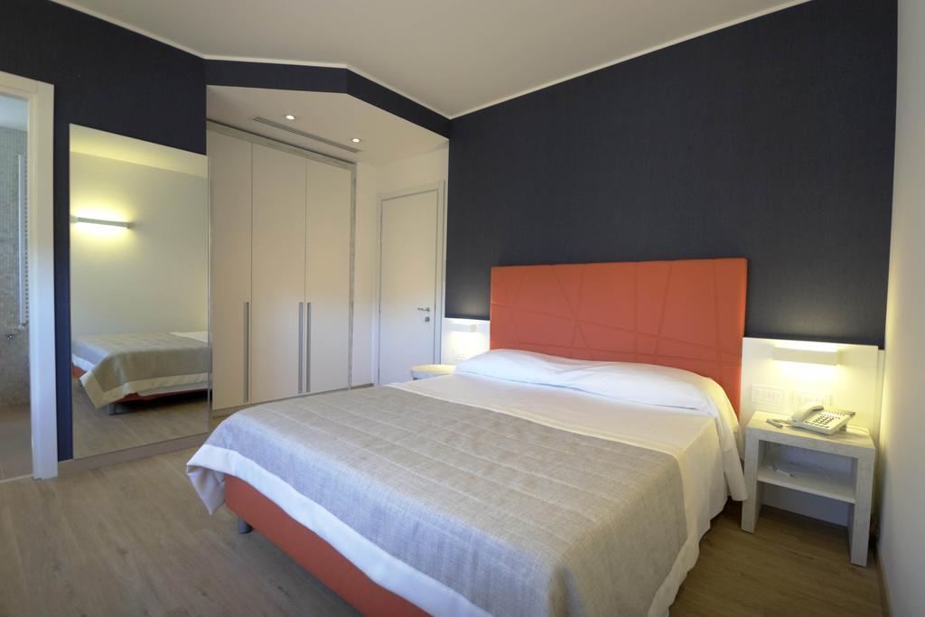 Gabbiano Hotel Чивитанова-Марке Экстерьер фото